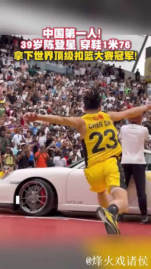 1米65篮球妖星上演高难度扣篮、二层楼干拔跳投 1米65篮球妖星上演高难度扣篮、二层楼干拔跳投